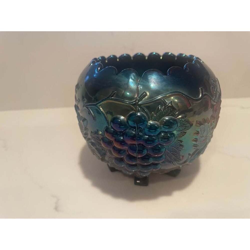 Antique Dugan/Diamond amethyst carnival glass rose bowl in the "Grape Delight" p
